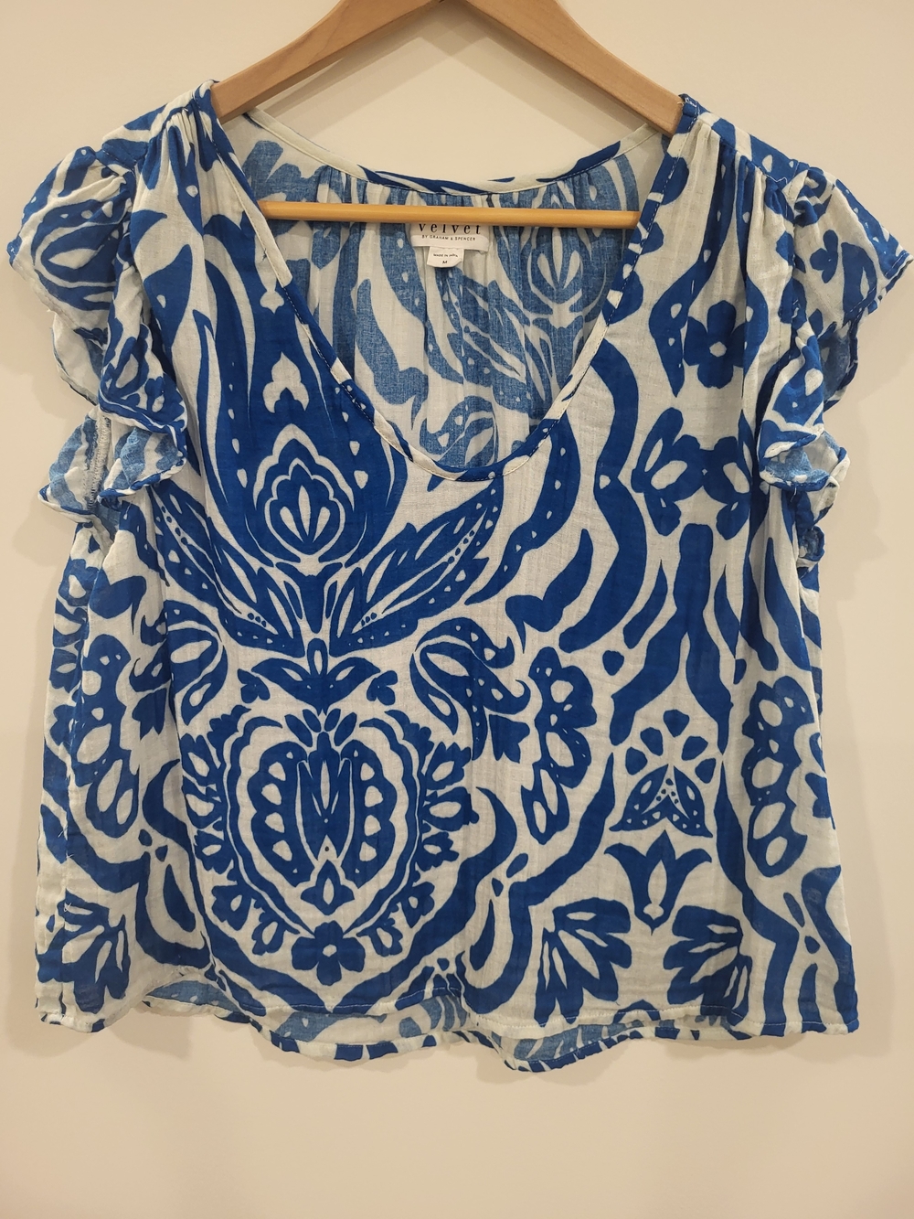 Velvet by Graham & Spencer Blue Floral-Patterned Flutter Sleeve Top M